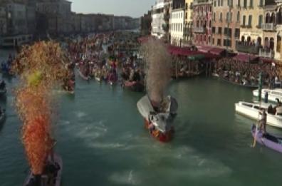 Venezia, il tradizionale corteo sul Canal Grande apre il Carnevale