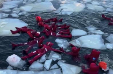 Bizzarrie invernali a Mosca, relax nelle acque ghiacciate della Moscova