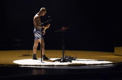 Ai Grammy Bieber sul palco in boxer e calzini Ai Grammy Bieber sul palco in boxer e calzini