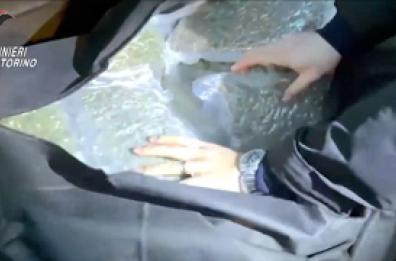 Capannone a Leini' come deposito, sequestrata quasi mezza tonnellata di droga