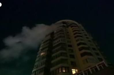 Nuovo attacco russo a Kiev, vigili del fuoco al lavoro