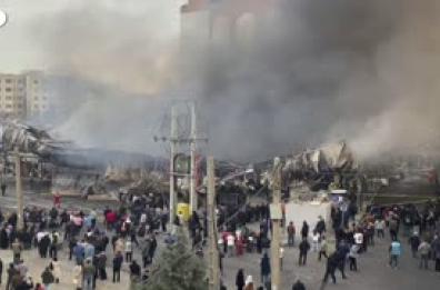 Incendio in un bazar, una nube di fumo nero avvolge Teheran