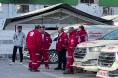 La Mezzaluna Rossa trasferisce 45 pazienti e feriti da Gaza verso l'Egitto