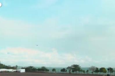 Singapore Airshow, evoluzioni di aerei da caccia ed elicotteri con acrobazie colorate