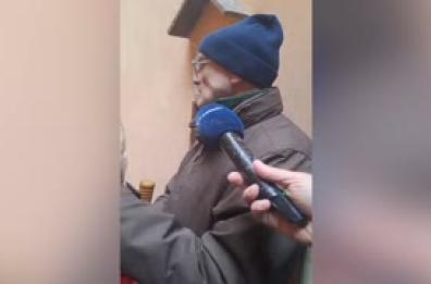 L'assalto dei curiosi all'affresco con il volto di Meloni: "Troppi selfie"