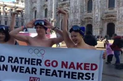 Milano Cortina, flash mob animalista sull'abbigliamento sportivo: "Basta piume"