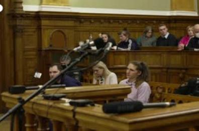 Budapest, la protesta in aula dopo la condanna dell'antifascista Maya T.