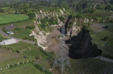 Indonesia, un'enorme voragine inghiotte campi e strade