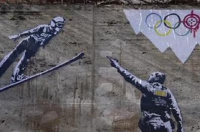 Milano Cortina, a Roma un murale di Laika contro la presenza dell'Ice