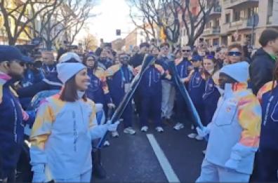 Milano Cortina, la fiaccola arriva al Villaggio olimpico