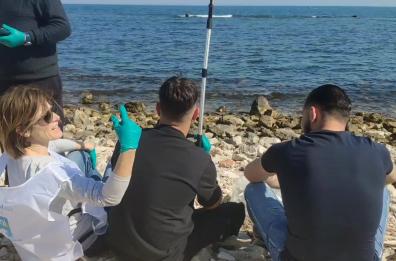 Bari, «Loradaria» dei ragazzi del «Fornelli» per pulire la spiaggia di Punta Perotti