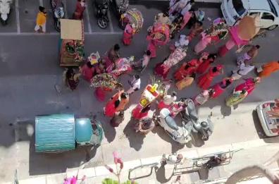 Bari, un angolo di India in piena città con il corteo multicolore diretto al tempio di Ganesh 