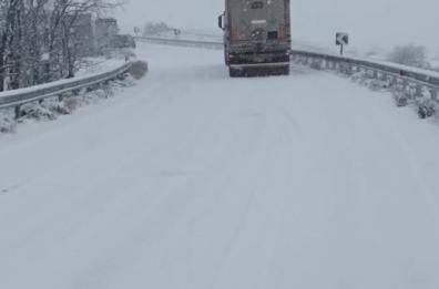Neve in Puglia, provincia di Bari imbiancata: bloccata la Altamura-Corato