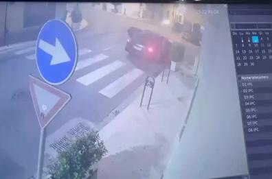 Sfondano la vetrina e rubano i gioielli esposti: «colpo» da 100mila euro a gioielleria di Leverano VIDEO