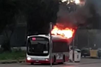 A Bari in fiamme un altro bus di linea: per fortuna era vuoto 