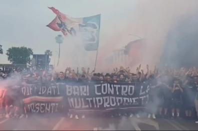 L'ira biancorossa invade il molo San Nicola: in migliaia urlano «De Laurentiis vattene»