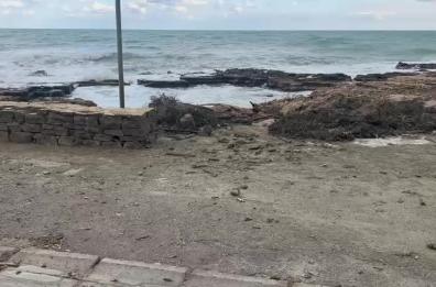 Cozze, mareggiate devastano il lungomare: danni ingenti e proteste dei residenti
