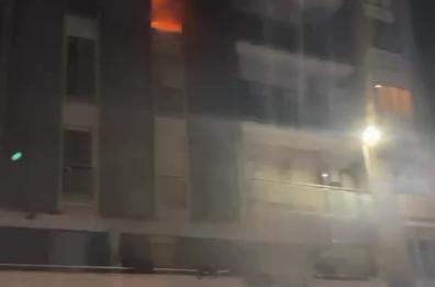 Lecce, incendio divampa in un appartamento in via Lupiae: due persone intossicate