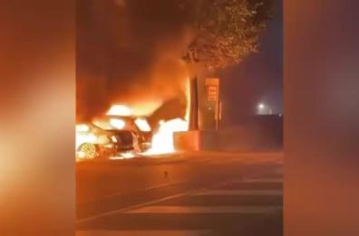 Notte di fuoco a Manfredonia: sei auto incendiate in due episodi distinti, fiamme vicine alle abitazioni