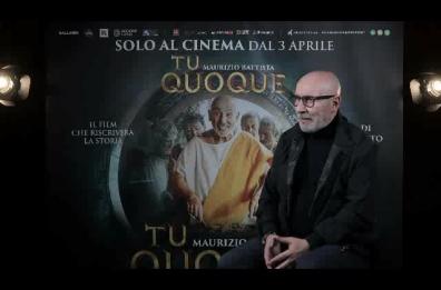 «Tu Quoque», da domani 3 aprile nelle sale il film che porta Maurizio Battista nella Roma Antica per diventare amico di Giulio Cesare