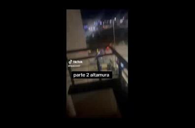 Altamura, cerca di rubare auto ma lo filmano e gli lanciano sedie addosso: il video è virale