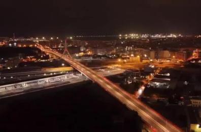 «Bari è dei baresi»: centinaia di torce degli ultras illuminano il Ponte Adriatico per la festa di San Nicola