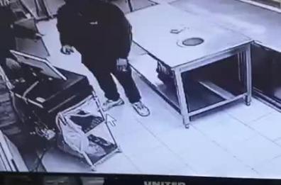 Furto in braceria a Bari, titolare pubblica video dei ladri in azione: «La prossima volta lasciamo la brace accesa»