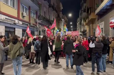 Giornata contro la violenza sulle donne, anche Bari fa «rumore» per Giulia VIDEO/FOTO