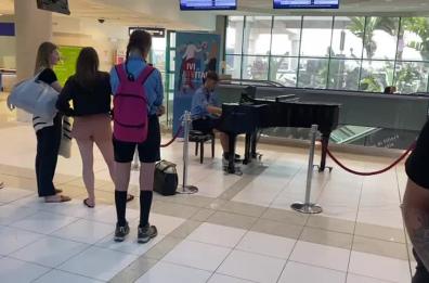 Bari, c'è un pianoforte in aeroporto: l'attesa è più piacevole