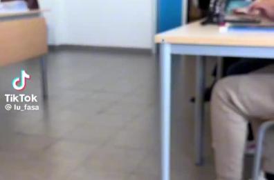 Peschici, la proposta di matrimonio alla prof arriva a scuola, e il video diventa virale