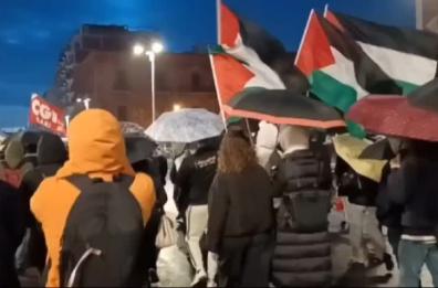 Bari scende in piazza per dire no a tutte le guerre: «Tacciano le armi»
