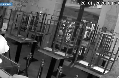 Bari, arrestato l'autore delle &laquo;spaccate&raquo; in quattro locali del centro: manette per 37enne marocchino VIDEO 