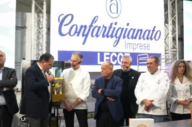 Fernando “Fefè” De Giorgi premiato con un uovo aerografato: tributo all’eccellenza nello sport e nell’arte dolciaria VIDEO Fernando “Fefè” De Giorgi premiato con un uovo aerografato: tributo all’eccellenza nello sport e nell’arte dolciaria VIDEO