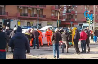 Foggia, due auto si scontrano all'incrocio: i pompieri estraggono donna dalle lamiere