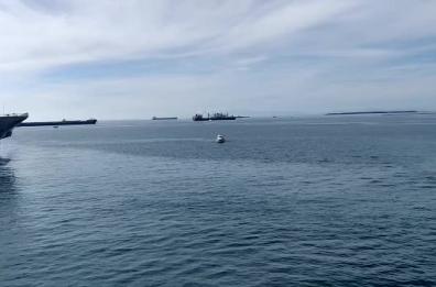 Taranto, il passaggio della Nave Garibaldi: si apre il Ponte Girevole