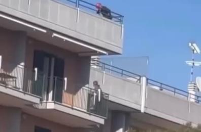 Massafra: tenta di lanciarsi dal balcone, viene salvata da vigili del fuoco e carabinieri