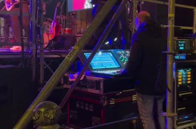 Polemica a Taranto, Mario Venuti accusato di aver lanciato un leggio contro un fonico: il video