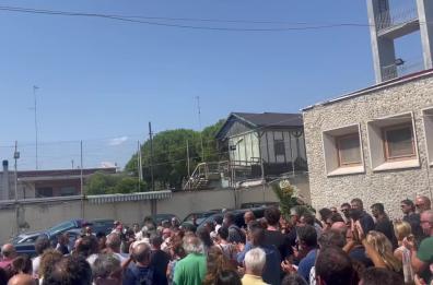 L'ultimo abbraccio a Fefé Lopez Correa, il velista morto sui curvoni di Palese