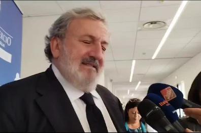 Emiliano attacca: «Soldi italiani ed europei sono bloccati da Fitto. Meloni? Deve sudare 7 camicie per batterci»