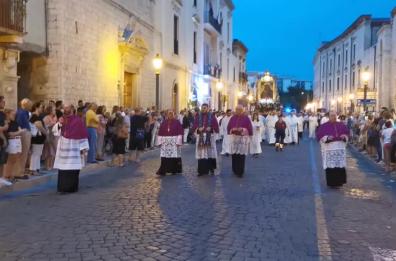 Barletta, i Santi Patroni in processione danno il via alle festa religiosa