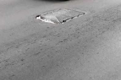 Tombini che saltano in pieno centro a Taranto: pericolo per gli automobilisti 