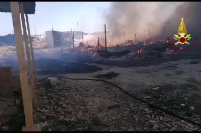Incendio distrugge alcune baracche a Borgo Mezzanone