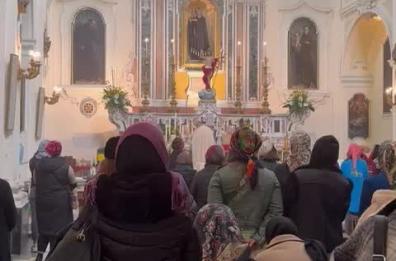 Bari, georgiane in preghiera per la messa ortodossa nella chiesa di santa Chiara 