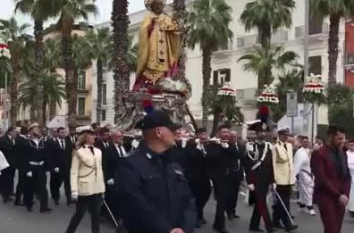 Bari, San Nicola «balla» sulle note della banda e affascina i turisti. Emiliano: «È la festa dell'umanità»