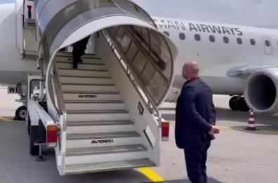 Il maestro Riccardo Muti arrivato a Bari per il concerto al Petruzzelli: l'accoglienza in aeroporto