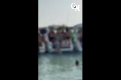 Party boat abusivi a Porto Cesareo, le rivelazioni shock dei partecipanti: «In mare anche detersivi e stoviglie» VIDEO