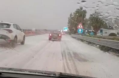 Palagiano, grandinata record blocca la citt&agrave;: strade imbiancate e traffico in tilt
