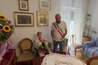 Bari festeggia nonna Angela che spegne 104 candeline, gli auguri del sindaco Leccese