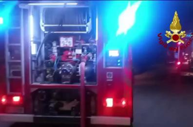 Incendio nella notte a Torre dell'Orso: distrutto un bar ristorante