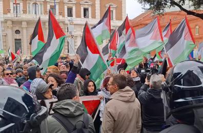 Bari, in ottomila in piazza fra cori e bandiere per Gaza VIDEO
